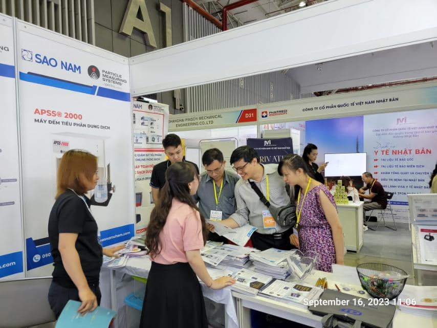 Đoàn cán bộ QA QC nhà máy dược tham quan gian hàng Sao Nam