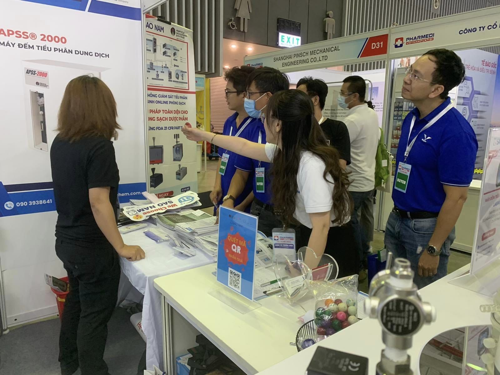 Chụp ảnh kỷ niệm cùng đối tác chiến lược ngành Dược phẩm