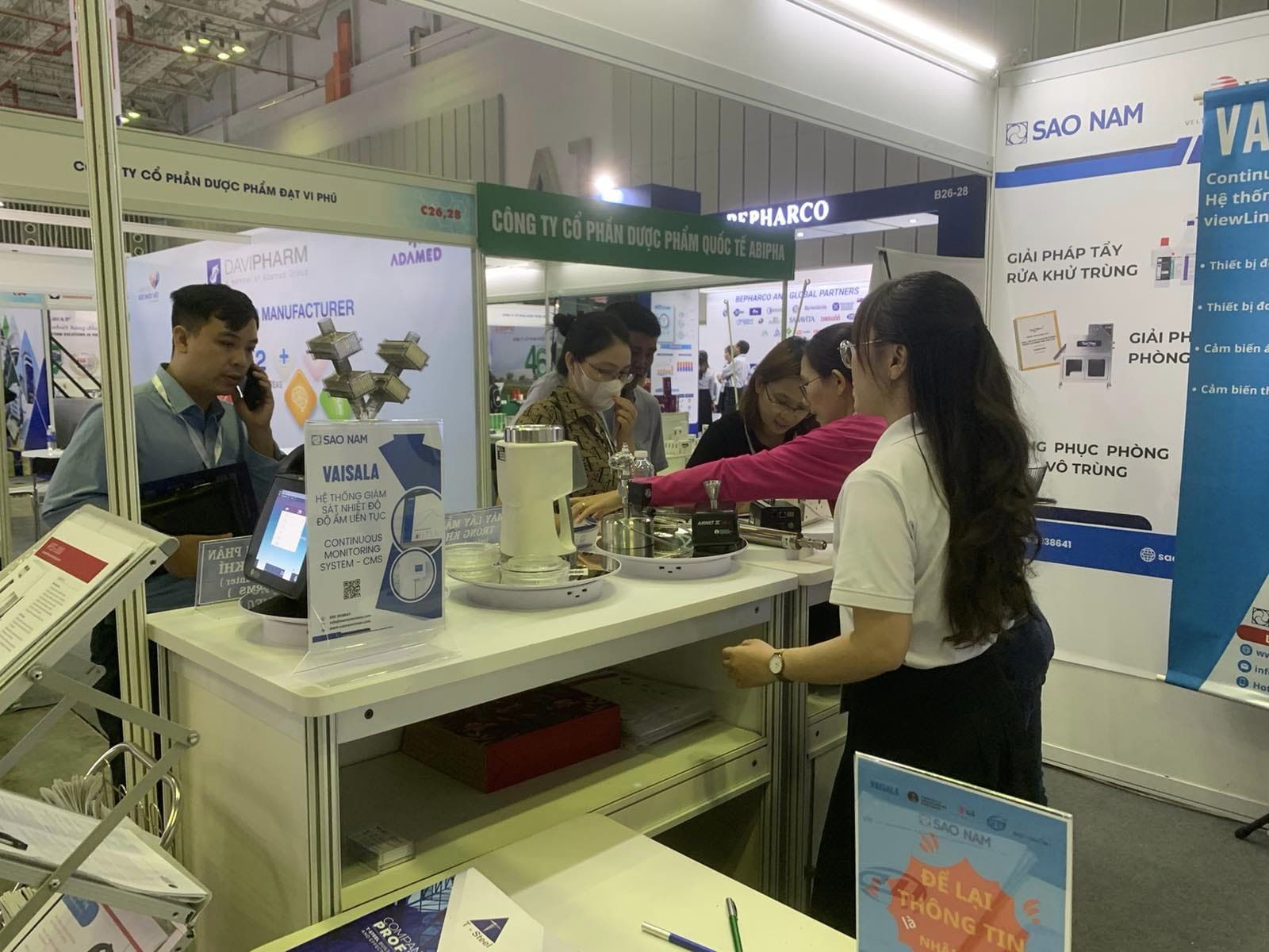 Gian hàng Sao Nam tiếp tục đón tiếp đông đảo khách hàng trong ngày bế mạc